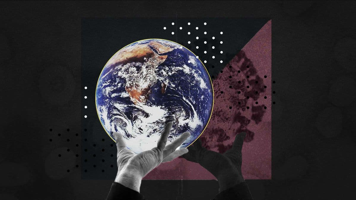 この画像は、異なる質感と色の抽象的な背景の中で、手袋をはめた一対の手が地球を表現しており、おそらく世界的なパンデミックの脅威を象徴している。