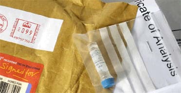 画像には、開封されたパッケージが写っており、中には透明なプラスチックの封筒があり、試験管か医療用サンプラーが入っているように見える。