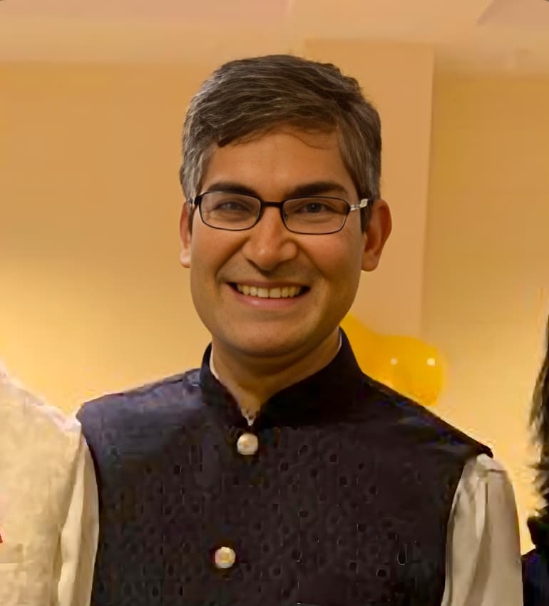 アランの肖像写真